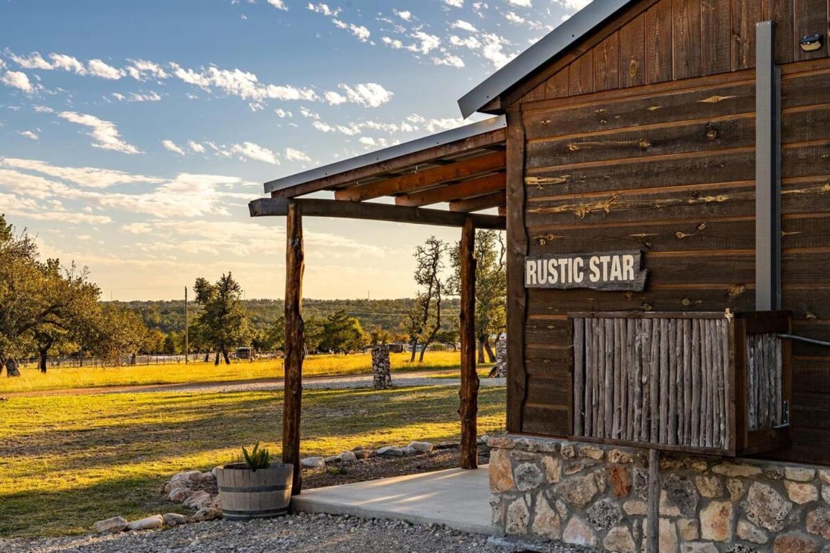 Rockin' R - Rustic Star Cabin เฟรเดอริกส์เบิร์ก ภายนอก รูปภาพ