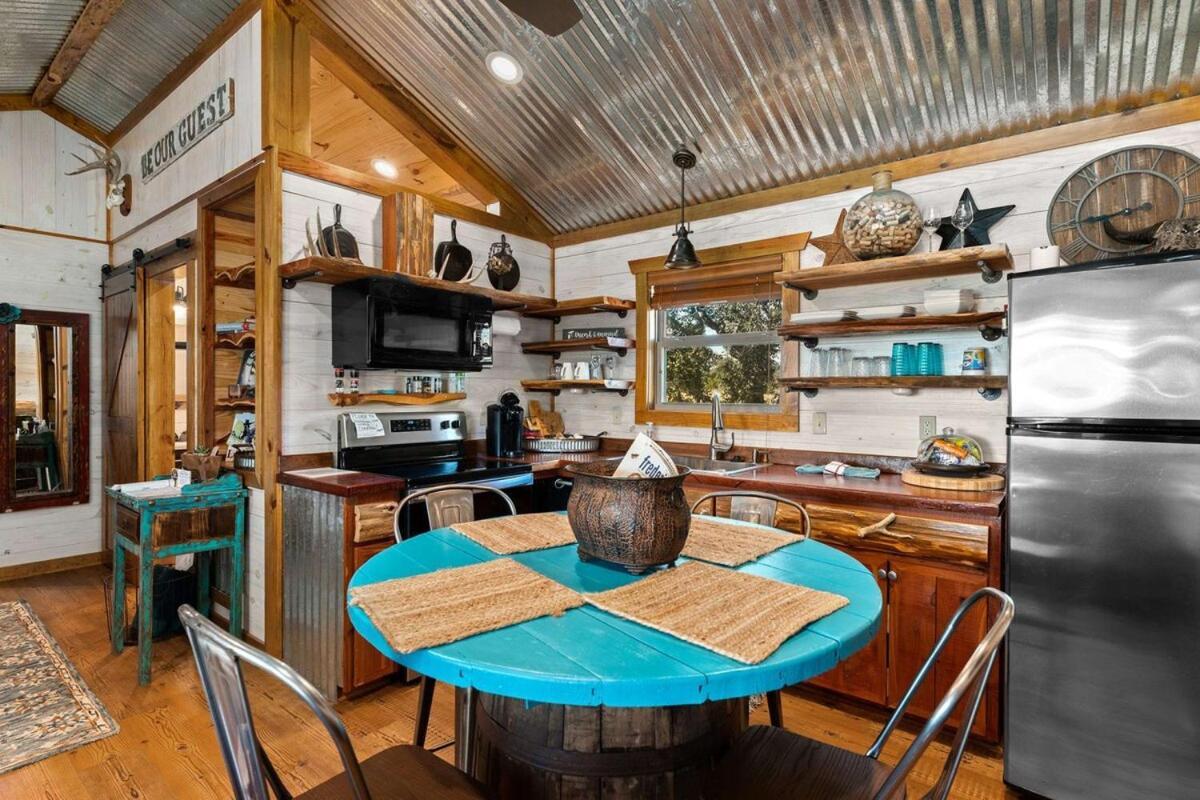 Rockin' R - Rustic Star Cabin เฟรเดอริกส์เบิร์ก ภายนอก รูปภาพ